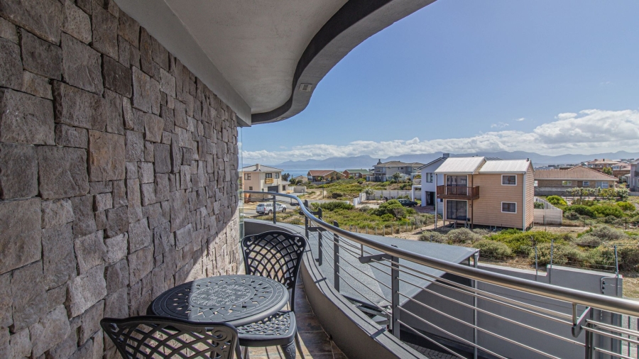 4 Bedroom Property for Sale in Perlemoenbaai Western Cape